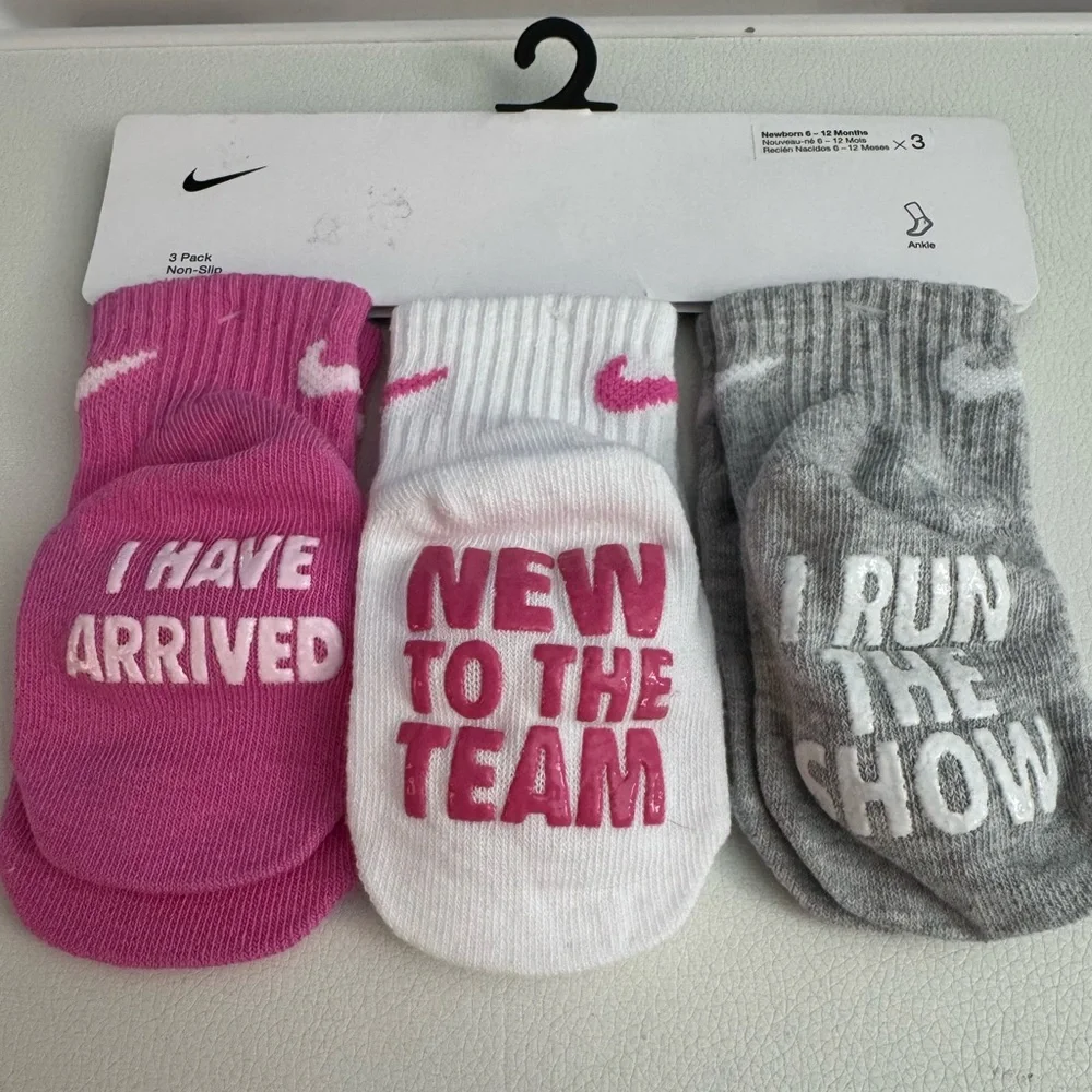 NWT Nike girls ankle grippy socks